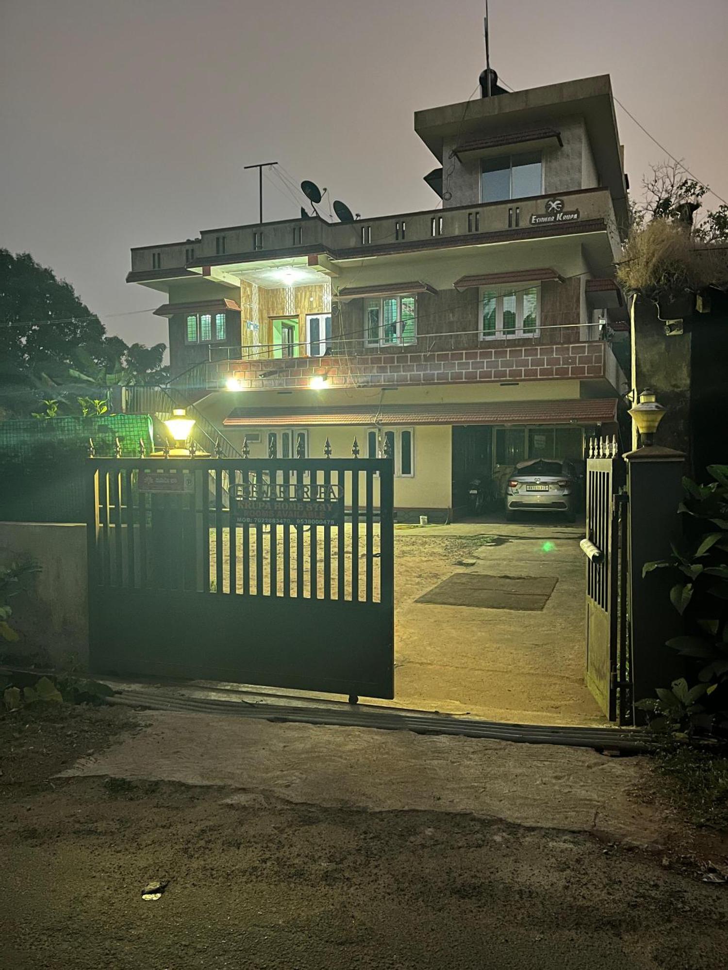 Eshwarkrupa Homestay Madikeri Bagian luar foto