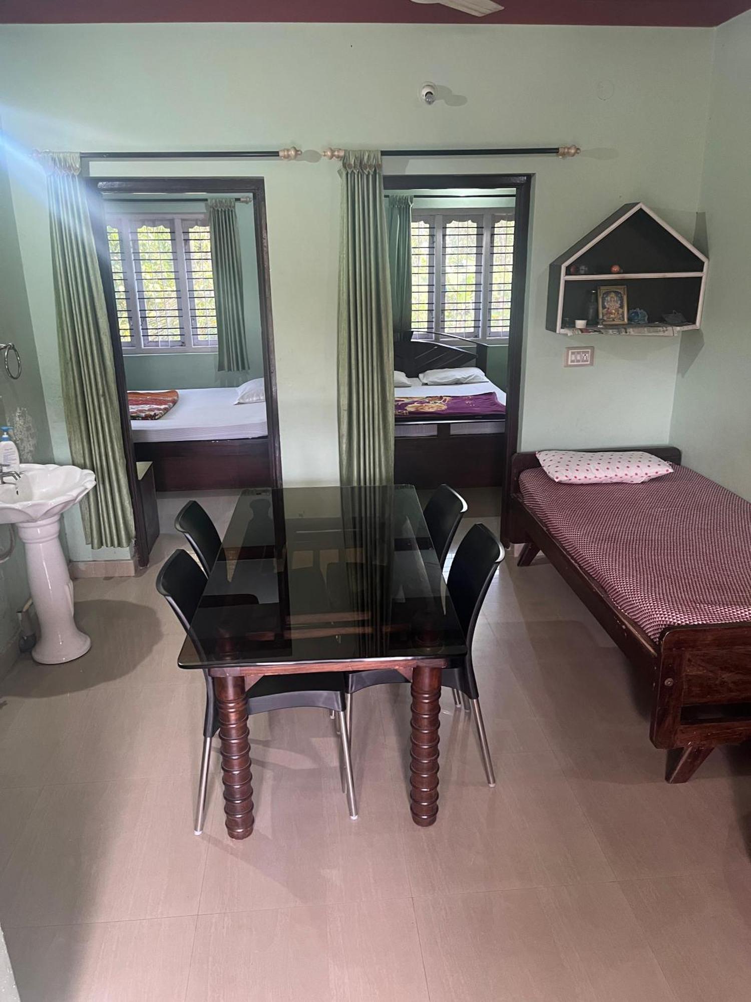Eshwarkrupa Homestay Madikeri Bagian luar foto