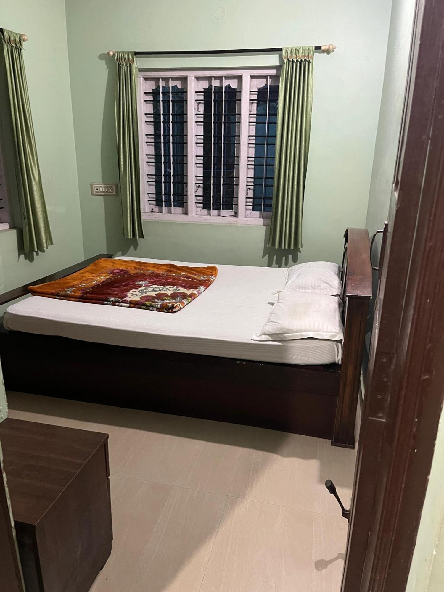 Eshwarkrupa Homestay Madikeri Bagian luar foto