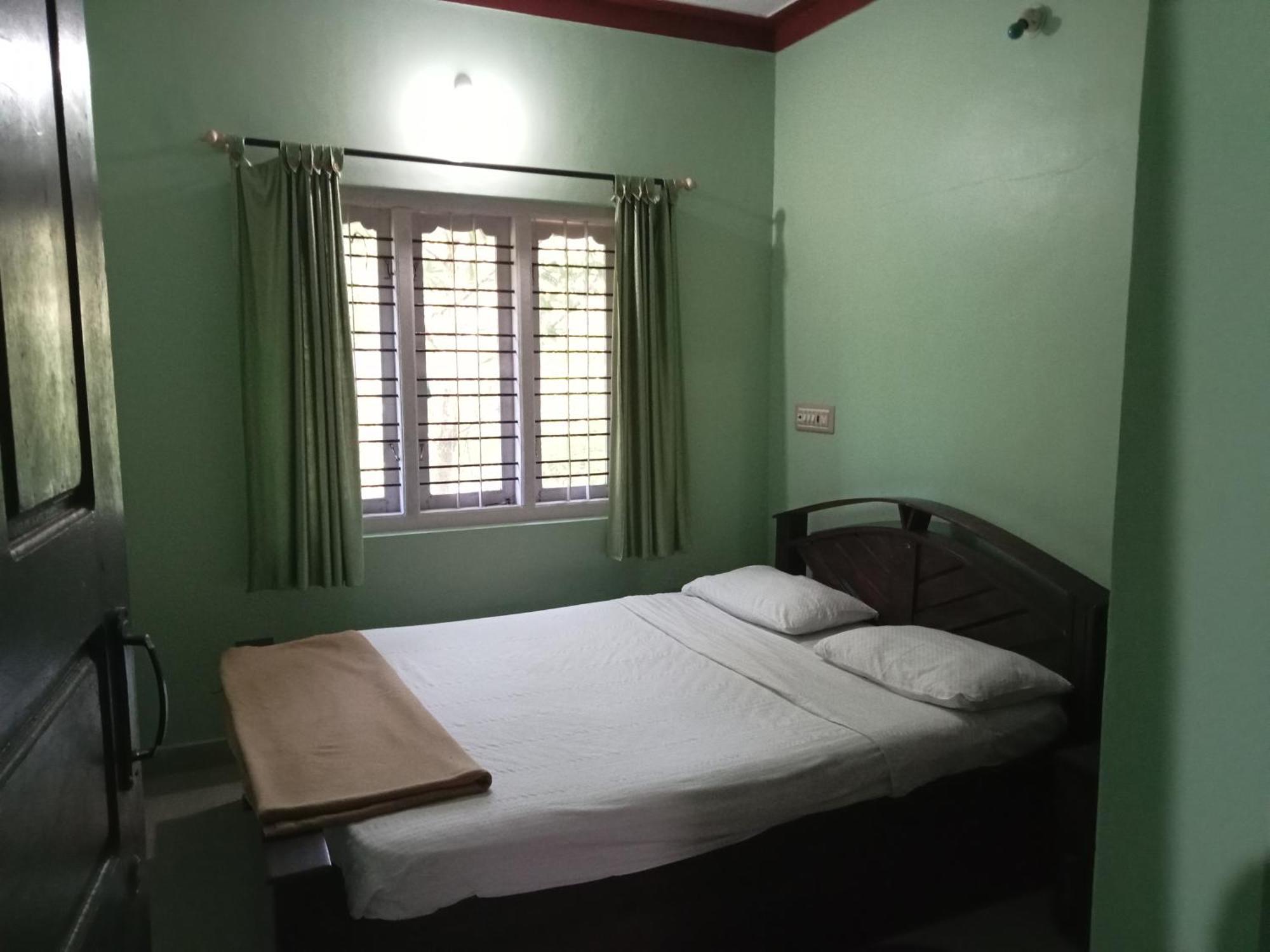 Eshwarkrupa Homestay Madikeri Bagian luar foto